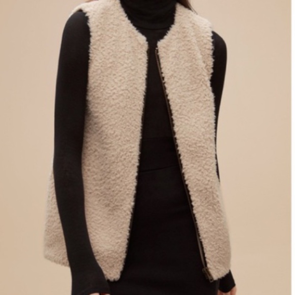 Aritzia Wilfred Chatou Vest in Cream. Size M